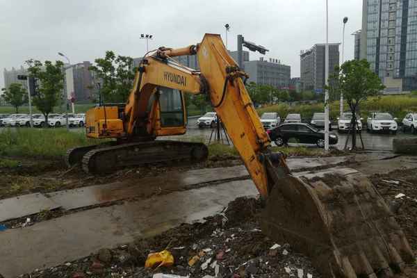 江苏出售转让二手12000小时2009年现代R215挖掘机