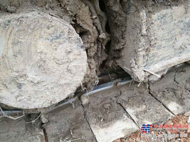 河南出售转让二手2200小时2015年现代R80挖掘机