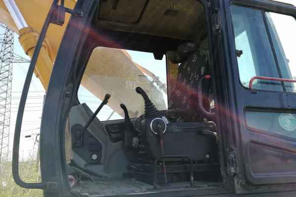 内蒙古出售转让二手6500小时2011年现代R335LC挖掘机