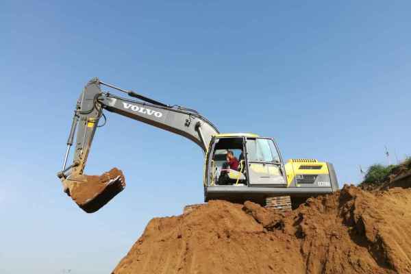 河南出售转让二手3560小时2014年沃尔沃EC220D挖掘机