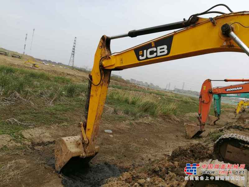 河南出售转让二手7300小时2012年JCBJS240LC挖掘机