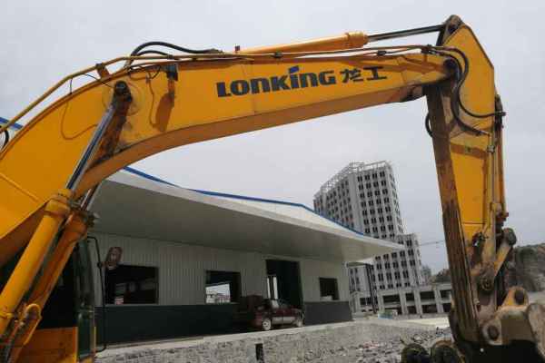 湖北出售转让二手6000小时2012年龙工LG6220D挖掘机