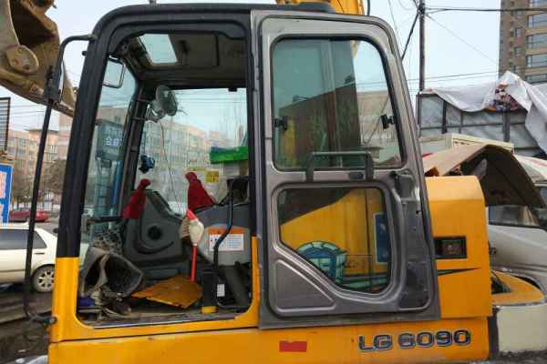 吉林出售转让二手4561小时2012年龙工LG6090挖掘机