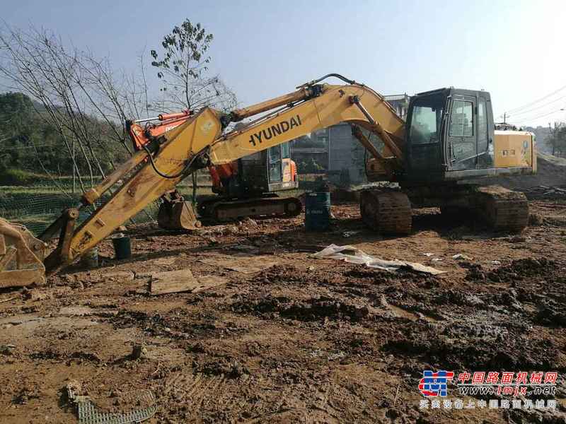 江西出售转让二手8600小时2012年现代R215挖掘机