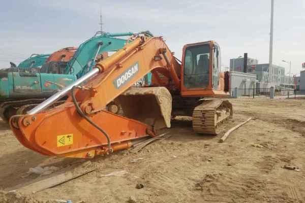 甘肃出售转让二手7000小时2010年斗山DX260LC挖掘机