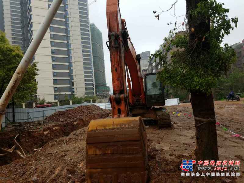 江西出售转让二手4800小时2013年日立ZX240挖掘机