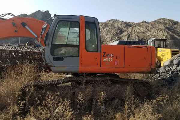内蒙古出售转让二手8000小时2005年日立ZL210LCHHE挖掘机
