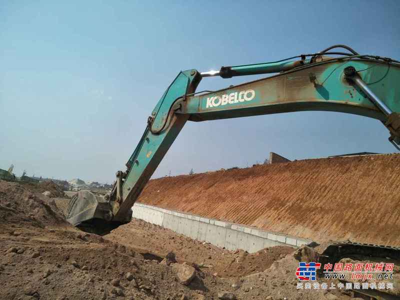 云南出售转让二手10000小时2009年神钢SK350LC挖掘机