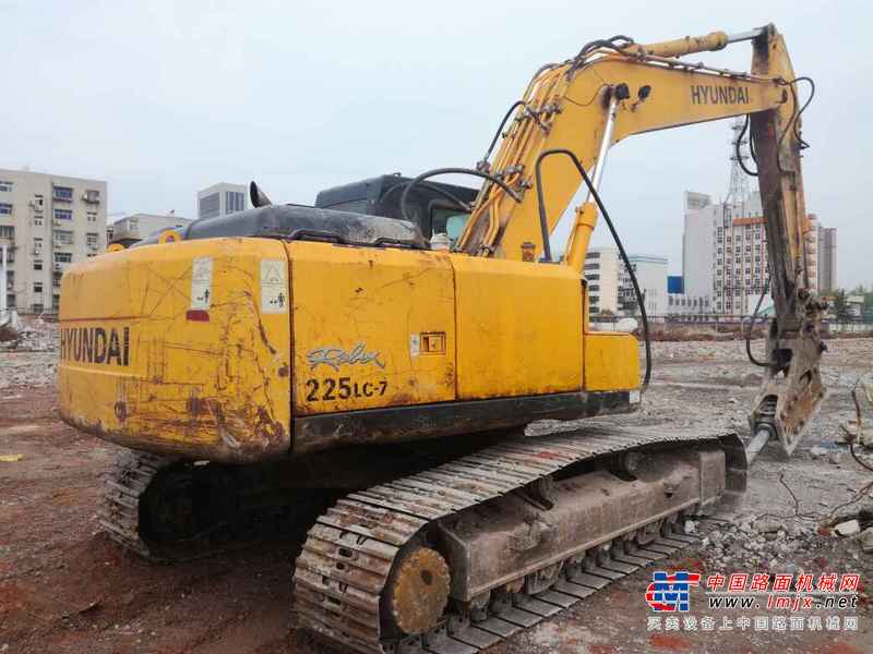 河南出售转让二手8600小时2011年现代R225LC挖掘机