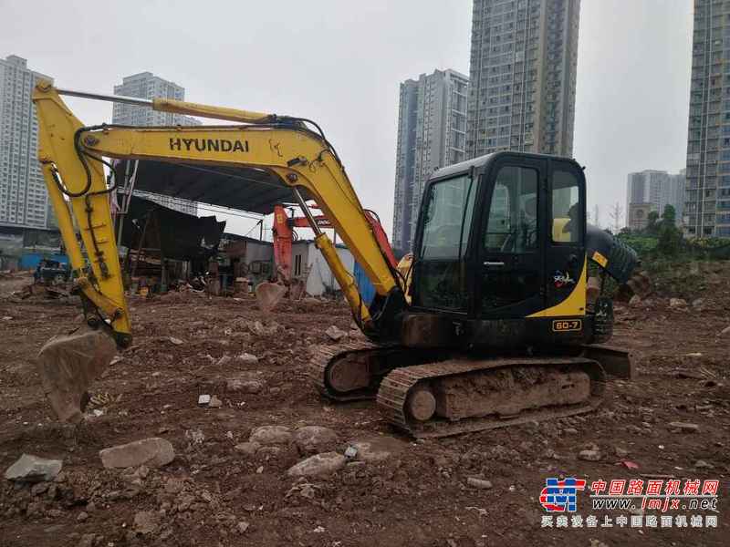 重庆出售转让二手9000小时2010年现代R60挖掘机