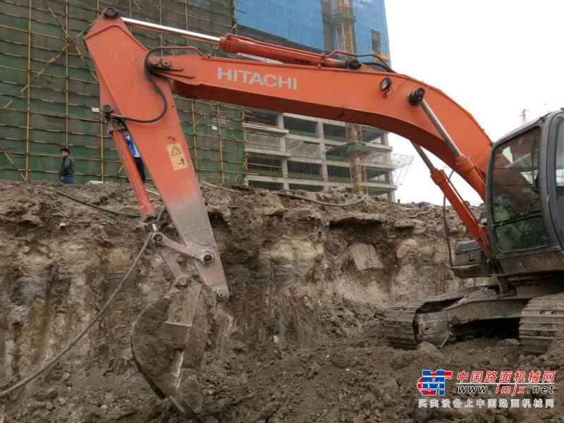 江苏出售转让二手13000小时2010年日立ZX200挖掘机