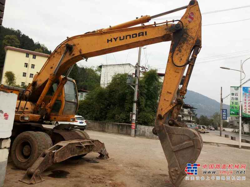 四川出售转让二手9000小时2009年现代轮挖R210W挖掘机