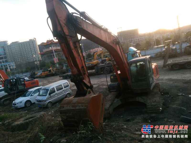 陕西出售转让二手9000小时2009年日立ZX240挖掘机