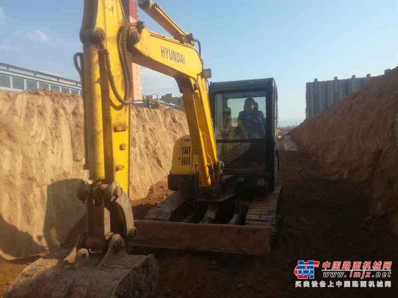 山西出售转让二手6000小时2011年现代R60挖掘机