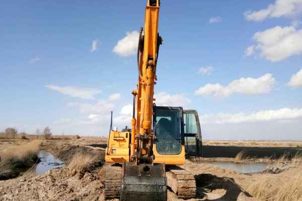 宁夏出售转让二手8000小时2011年龙工LG6150挖掘机