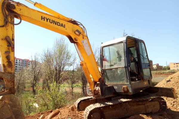 云南出售转让二手8300小时2010年现代R60挖掘机