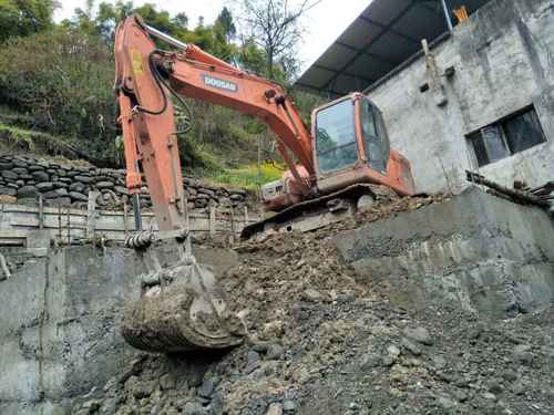 重庆出售转让二手4000小时2014年斗山DX150LC挖掘机