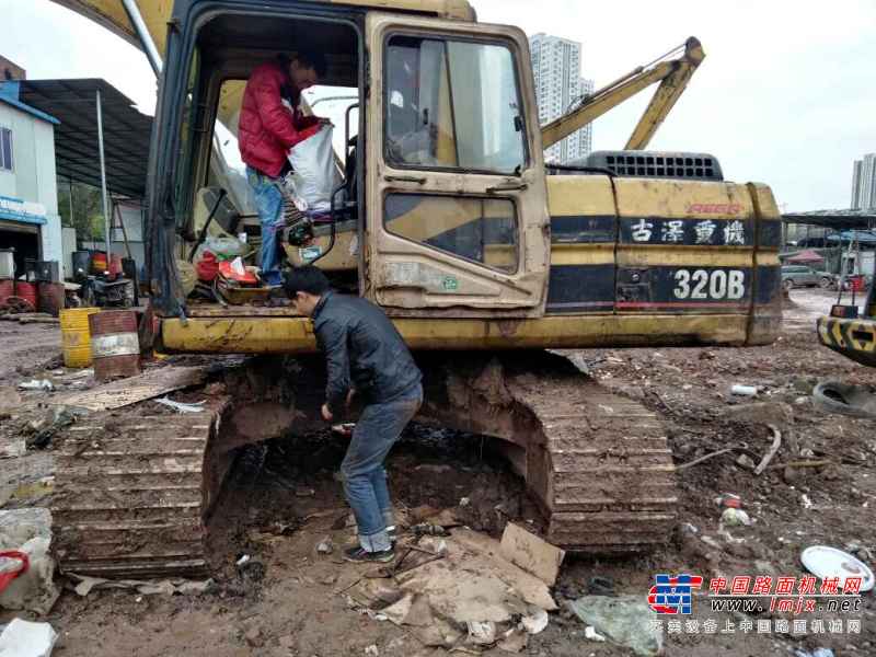 重庆出售转让二手25000小时2002年卡特彼勒320B挖掘机