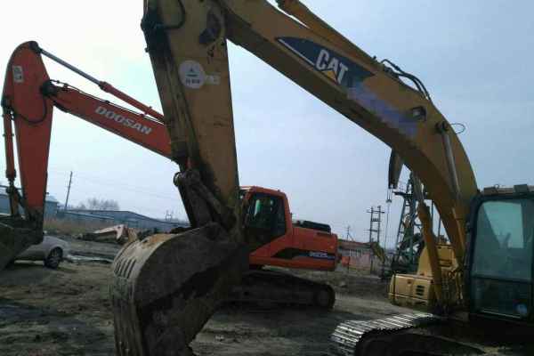 黑龙江出售转让二手13000小时2006年卡特彼勒320C挖掘机