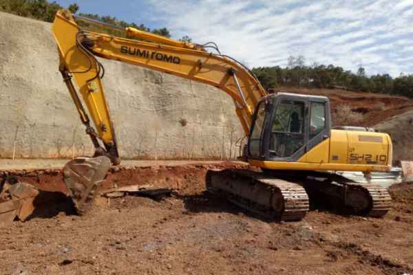 云南出售转让二手8000小时2013年住友SH220挖掘机
