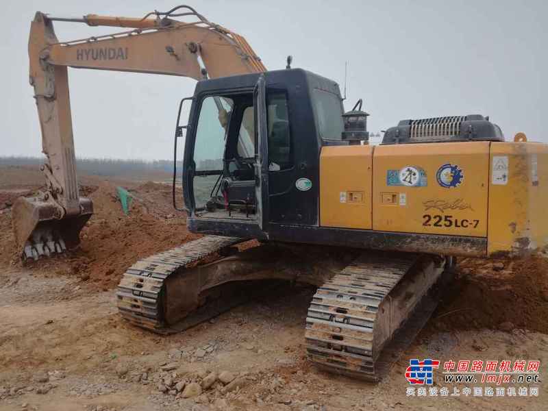 河南出售转让二手11000小时2011年现代R225LC挖掘机