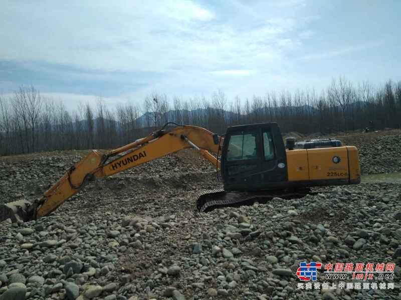 河南出售转让二手8000小时2011年现代R215挖掘机