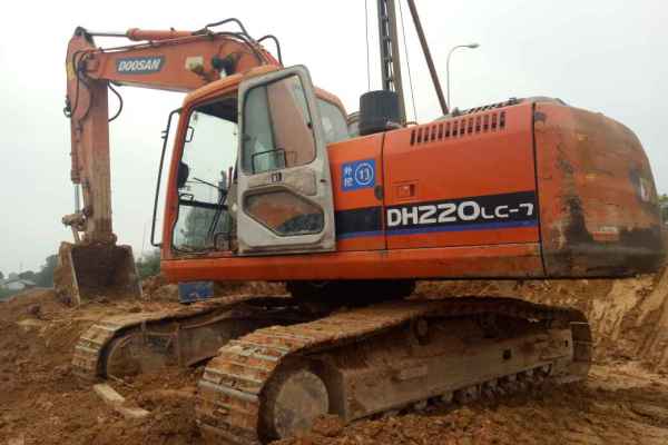 广西出售转让二手5869小时2010年斗山DH220挖掘机