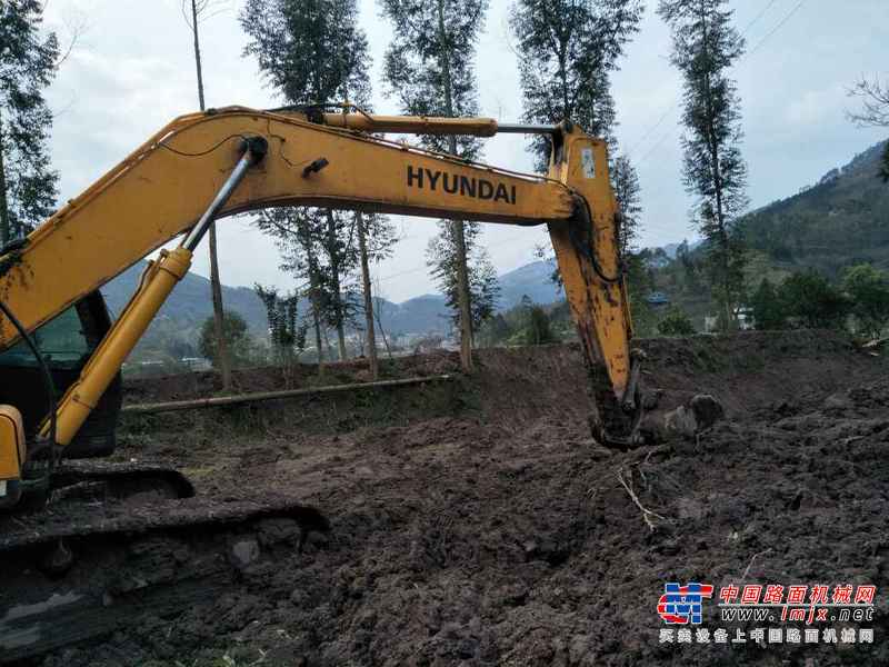 重庆出售转让二手9000小时2010年现代R305LC挖掘机