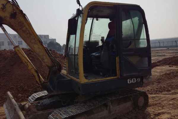 河南出售转让二手8600小时2011年现代R60挖掘机