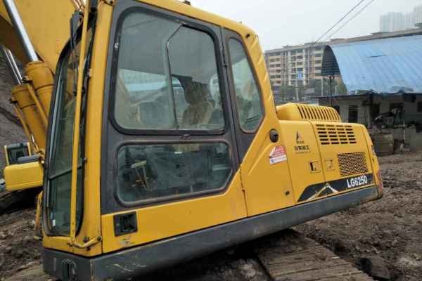 重庆出售转让二手8000小时2011年临工LG6210挖掘机
