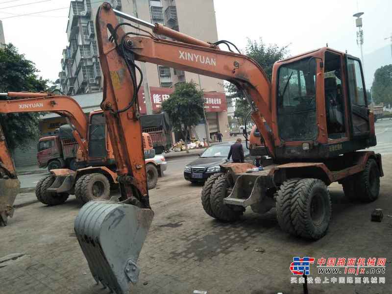 重庆出售转让二手2800小时2015年新源机械轮挖65W挖掘机