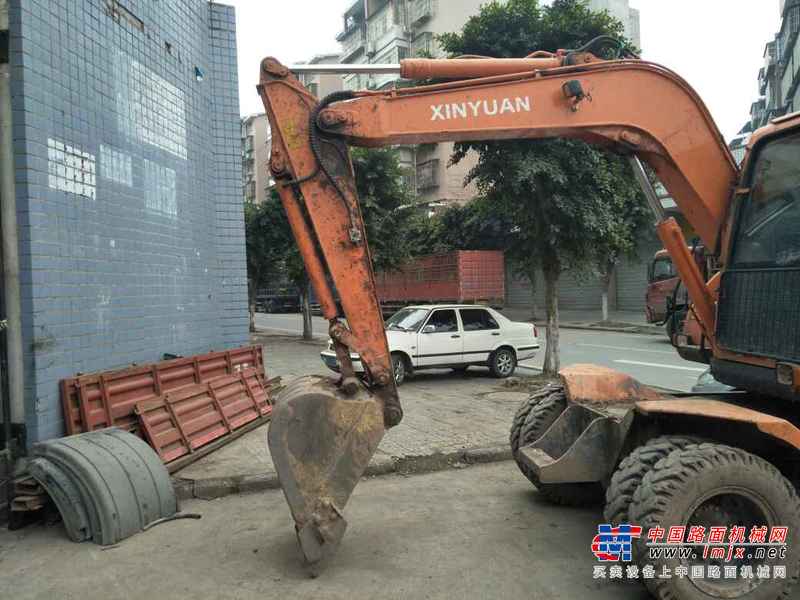 重庆出售转让二手8600小时2011年新源机械轮挖XY90挖掘机