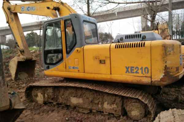 湖北出售转让二手8000小时2011年徐工XE210挖掘机