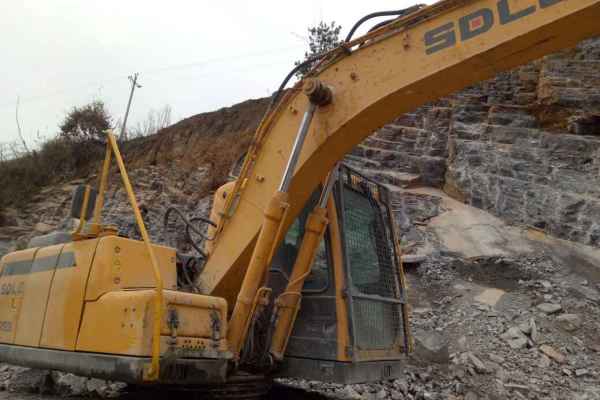湖北出售转让二手12000小时2010年临工LG6135挖掘机