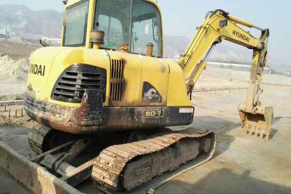 陕西出售转让二手8000小时2008年现代R60挖掘机