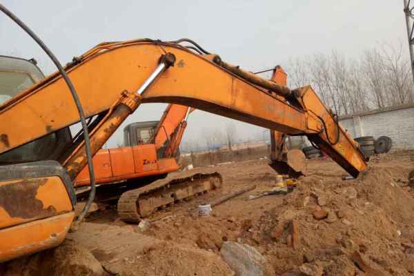 河南出售转让二手13000小时2006年日立ZX200挖掘机