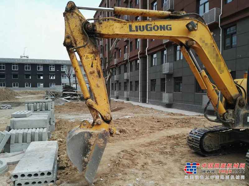 陕西出售转让二手1500小时2015年柳工CLG906D挖掘机