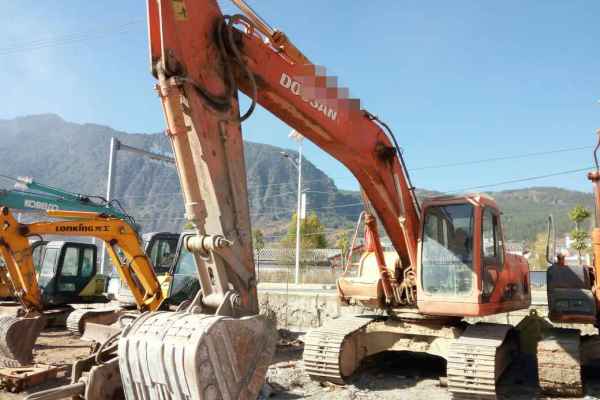 云南出售转让二手8000小时2009年斗山DH215挖掘机