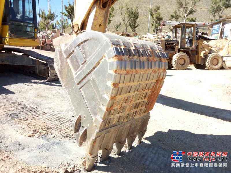 云南出售转让二手8000小时2012年小松PC240LC挖掘机