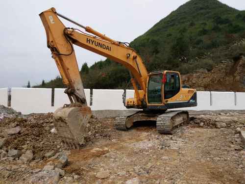 贵州出售转让二手6800小时2011年现代R215挖掘机