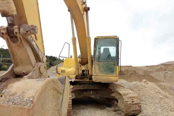 云南出售转让二手6000小时2012年小松PC220挖掘机