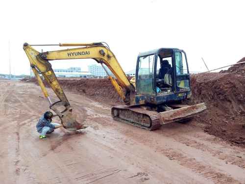 江西出售转让二手6000小时2013年现代R60挖掘机