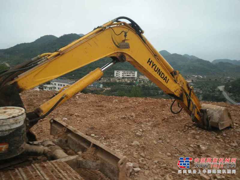 云南出售转让二手4300小时2013年现代R60挖掘机