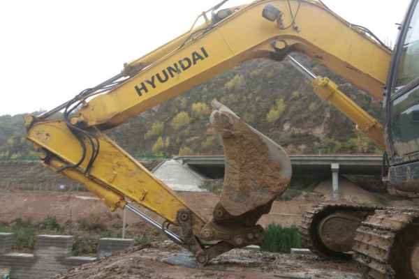 陕西出售转让二手3500小时2013年现代R80挖掘机