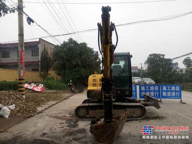 陕西出售转让二手6700小时2011年现代R60挖掘机