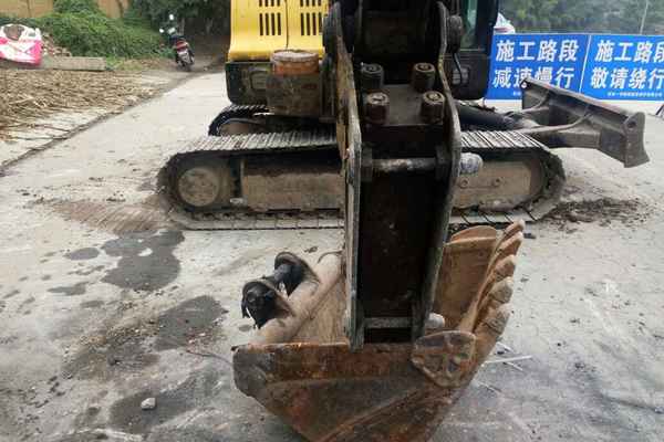 陕西出售转让二手6700小时2011年现代R60挖掘机