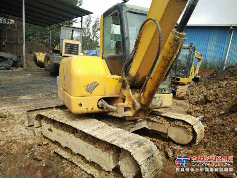 云南出售转让二手8600小时2010年龙工LG6060挖掘机