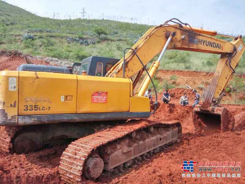 云南出售转让二手6000小时2010年现代R335LC挖掘机