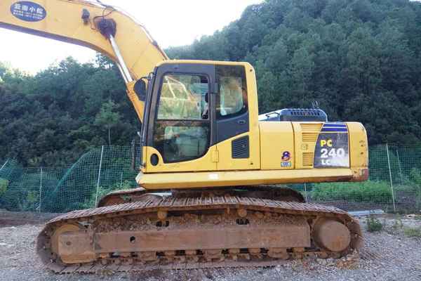 云南出售转让二手8000小时2011年小松PC240LC挖掘机
