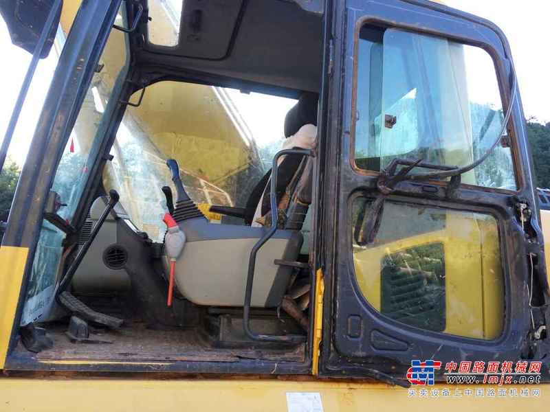 云南出售转让二手8000小时2011年小松PC240LC挖掘机